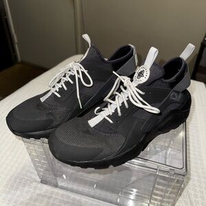 Nike Men's Black and White Athletic Sneakers